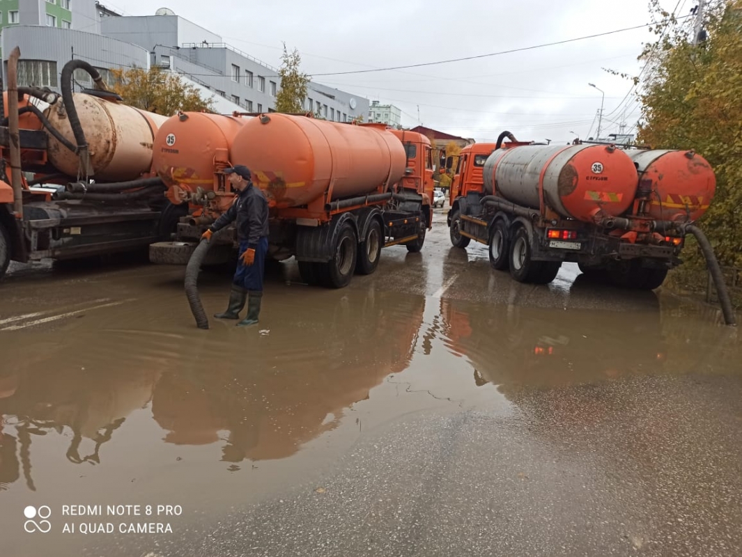 Дождевую воду откачивают с заниженных мест улиц Якутска
