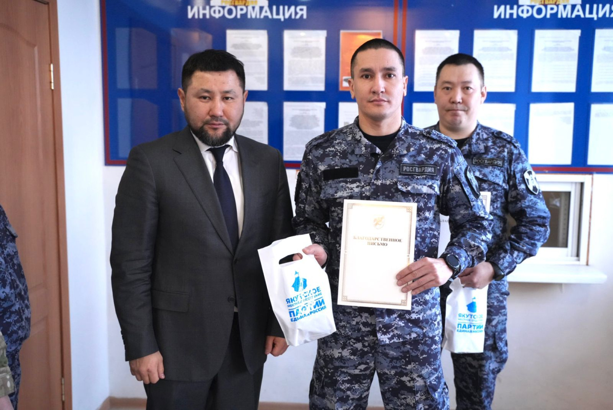 Евгений Григорьев наградил сотрудников Росгвардии