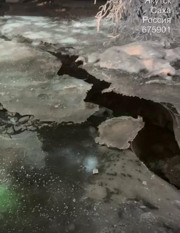 На улице Кулаковского, 32 устраняют последствие коммунальной аварии