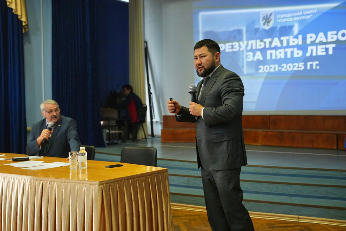 Евгений Григорьев представил отчёт о работе Окружной администрации города Якутска коллективу Института мерзлотоведения
