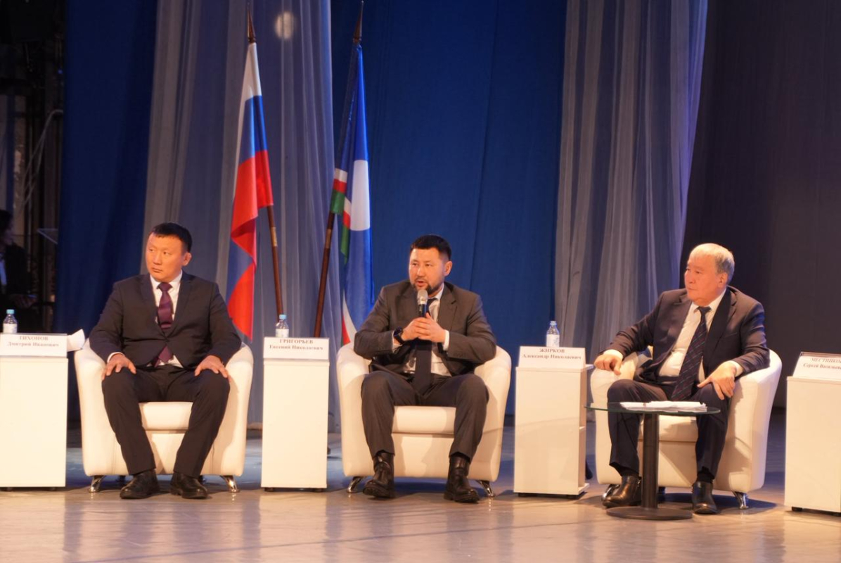 Евгений Григорьев принял участие пленарном заседании III съезда учителей якутского языка, литературы и культуры