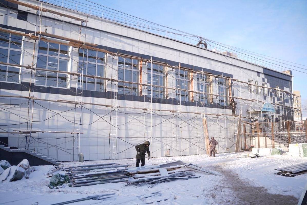 Евгений Григорьев проконтролировал ход ремонта ДЮСШ №5 города Якутска