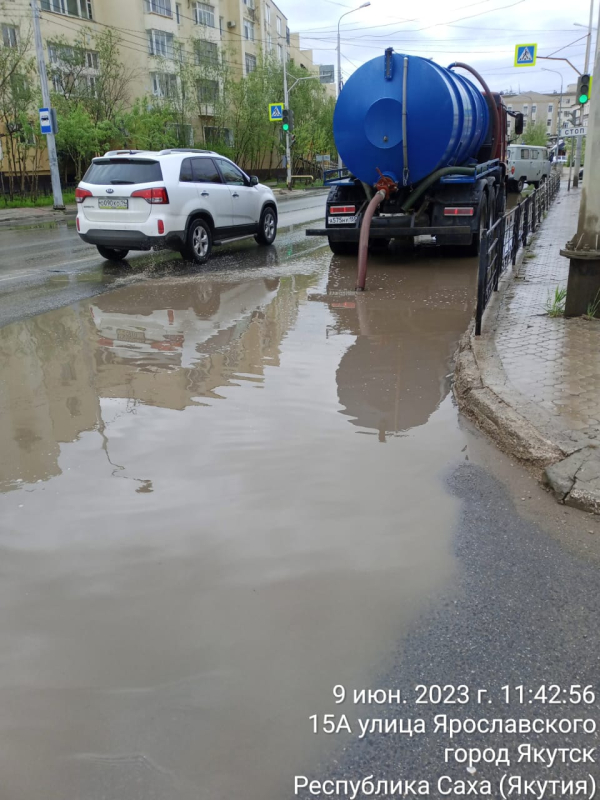 В Якутске проводят откачку с заниженных мест на улицах и во дворах