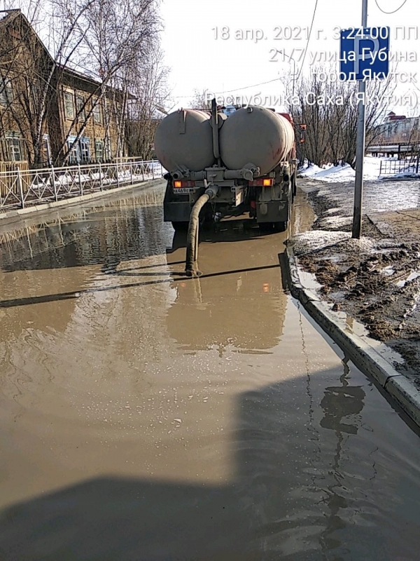 Коммунальные службы отчитались о ходе работ по откачке талых вод с улиц города